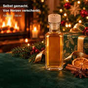 Apotheker eckig 100 ml gefüllt als Geschenk im weihnachtlichen Ambiente mit Baum und Kamin; 12er-Set.