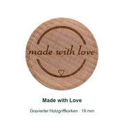 Originalgravur Made with Love auf dem Holzgriff eines 19-mm-Holzgriffkorkens.