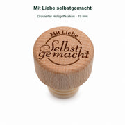 Gravurmotiv Mit Liebe selbstgemacht auf dem naturfarbenen Holzgriff, vollständiger Verschluss in schräger Ansicht.