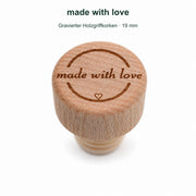 Gravurmotiv made with love auf dem naturfarbenen Holzgriff, vollständiger Verschluss in schräger Ansicht.