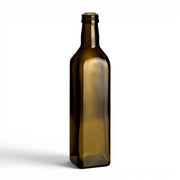 500 ml Maraska Antik – leere Flasche auf Weiß, Verschluss separat