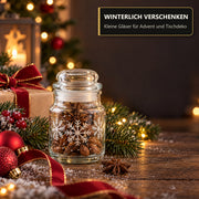 Vorhandenes Schneeflockenglas mit Glaskorken in einer winterlichen Geschenkszene